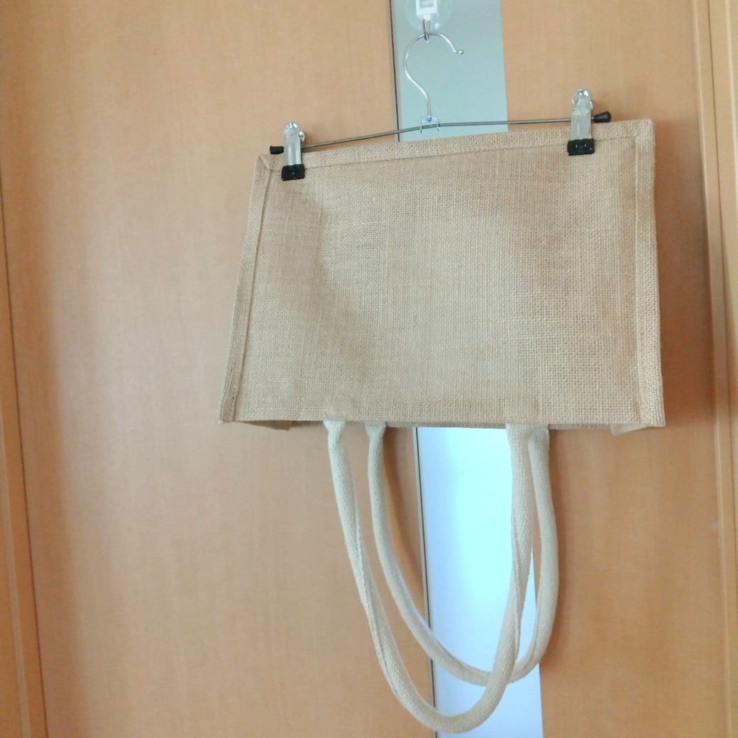 ズボンハンガーで挟んだ買い物バッグ