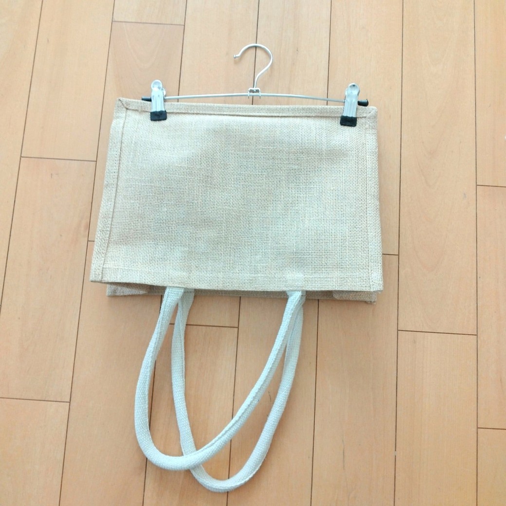 ズボンハンガーで挟んだ買い物バッグ