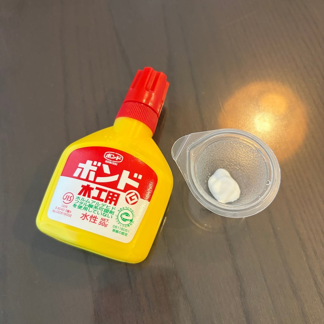 ボンドを空き容器に入れているところ