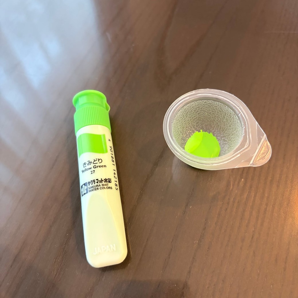 ミニゼリーの空き容器に絵の具を入れたところ