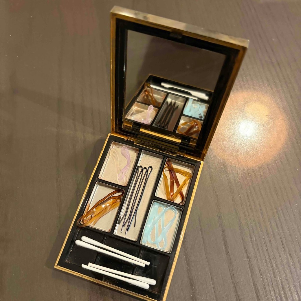 コンパクトにゴムやピンを入れたところ