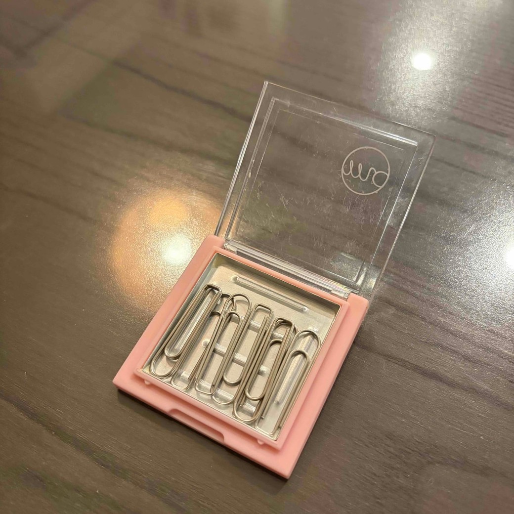 コスメコンパクトの中にクリップを入れているところ