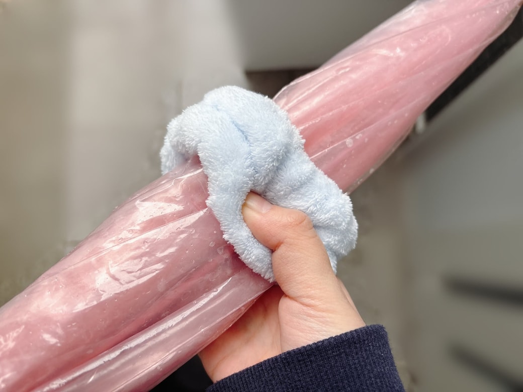 バンドを滑らせると水分を吸収してくれる