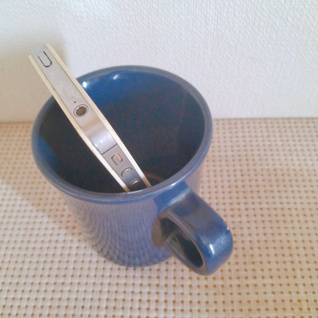 スマホを入れたマグカップ