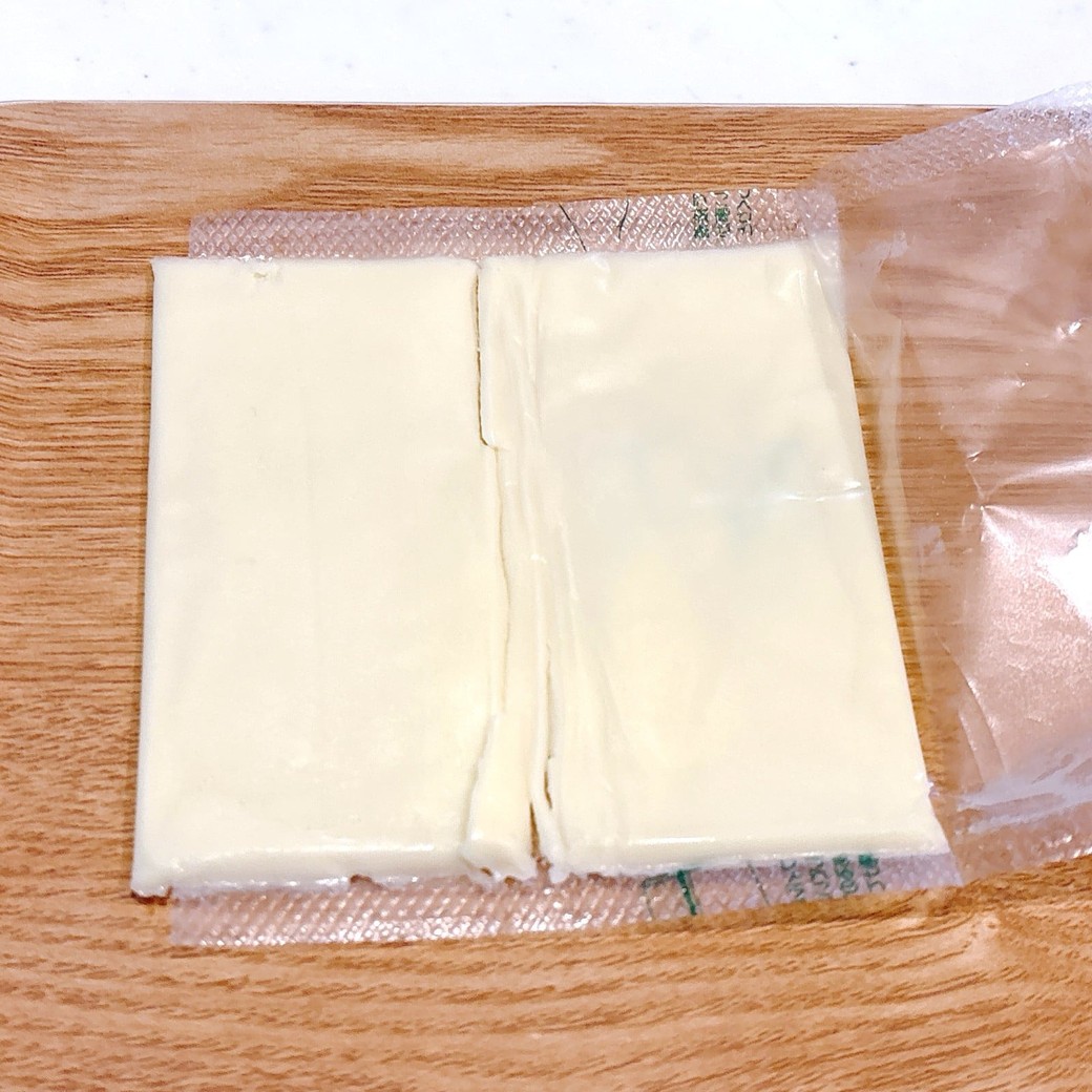 スライスチーズを1/2枚にカットする
