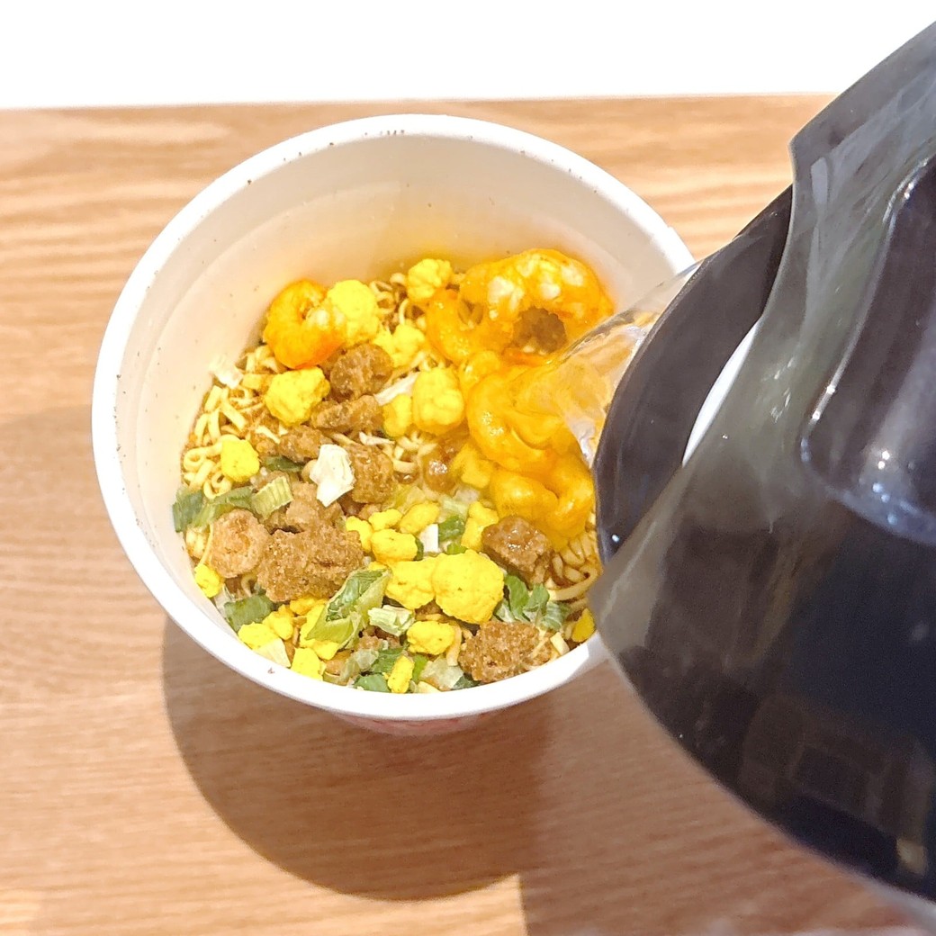 カップヌードルにお湯をそそぐ