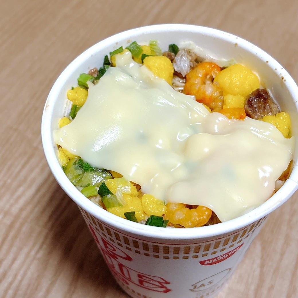 カップヌードルの熱でチーズがとろける