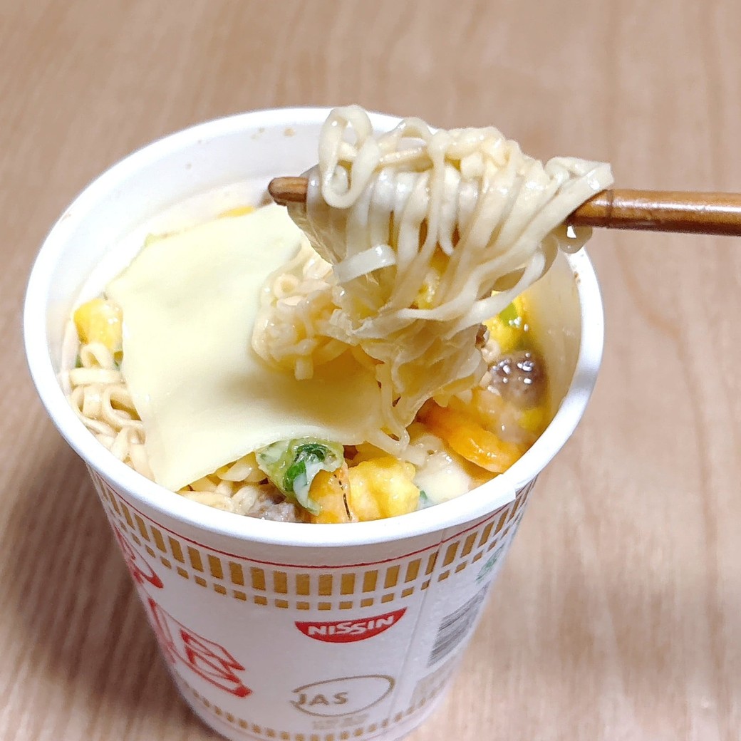 カップヌードルにチーズをのせてみて