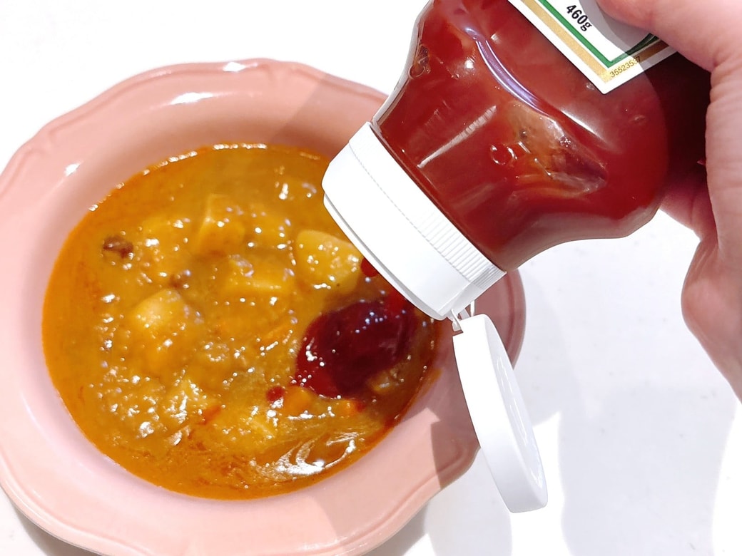 レトルトカレーにケチャップを加える