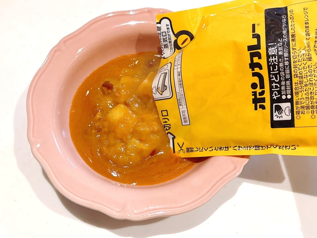 暖めたカレーを器へ