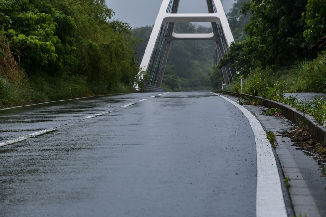 雨の日は滑りやすいので注意
