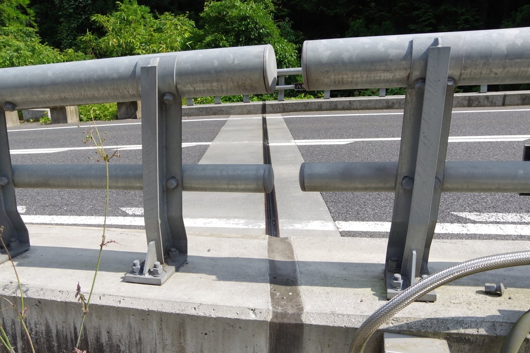 ギザギザしていない伸縮装置もある