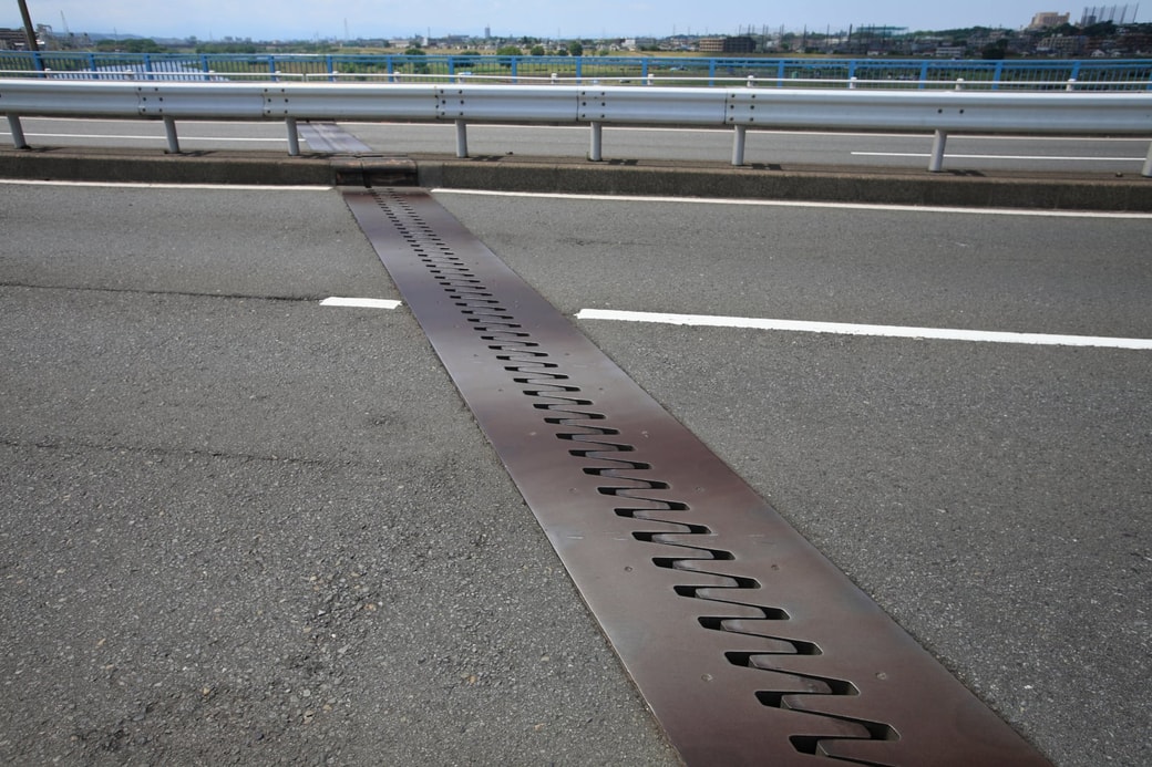 道路の「なぞのギザギザ」の正体