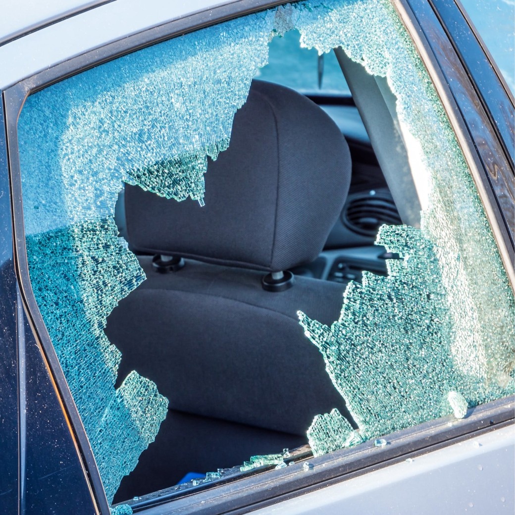 ヘッドレストで窓を割る方法