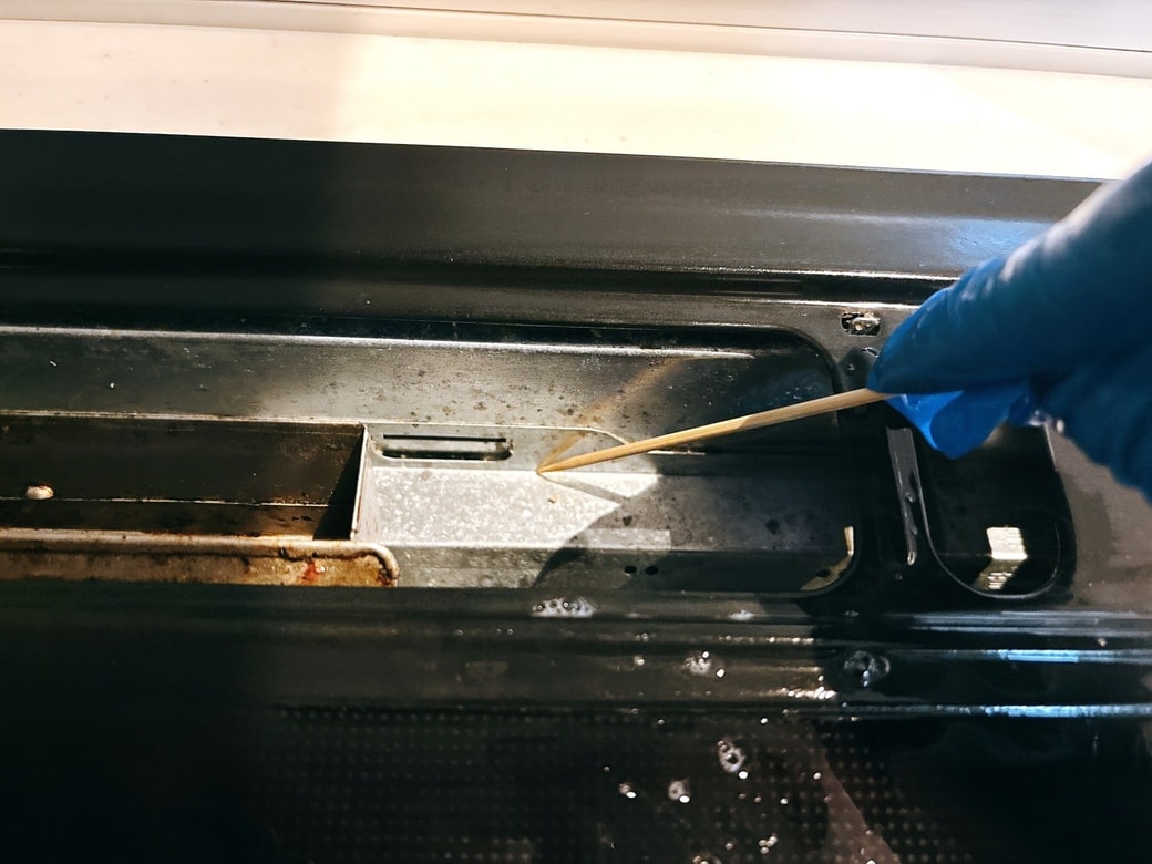 細かい部分の汚れは竹串で