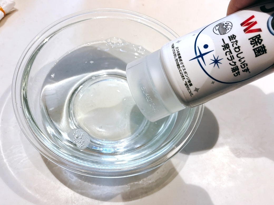 ぬるま湯と台所用中性洗剤で希釈液を作る