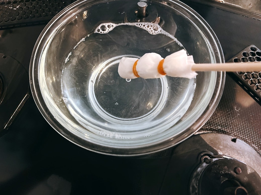 お掃除棒を希釈液につける