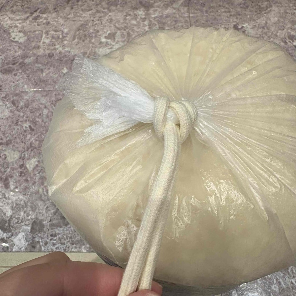 紐を引っ張り少し締める