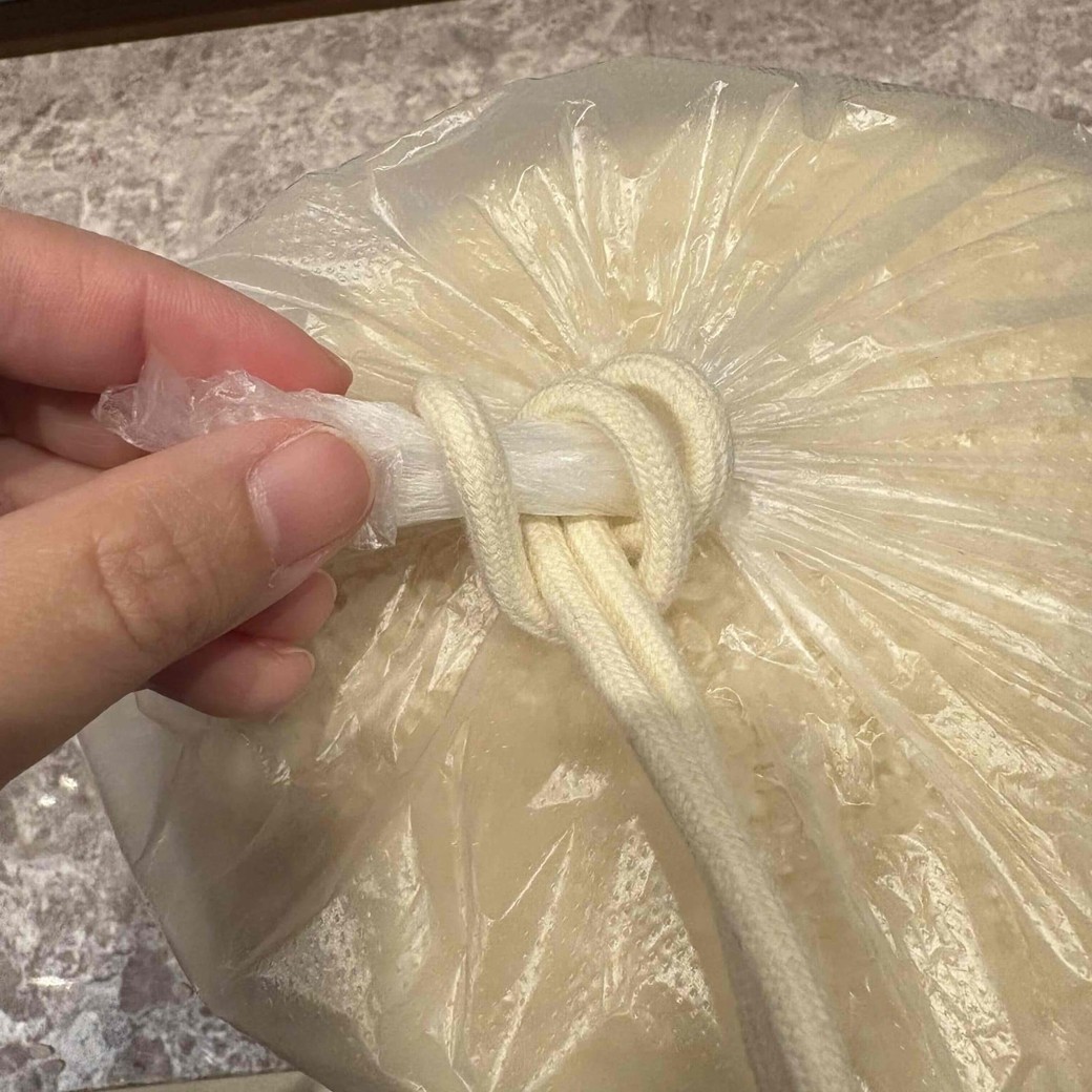 紐の輪を袋の口に上からかける