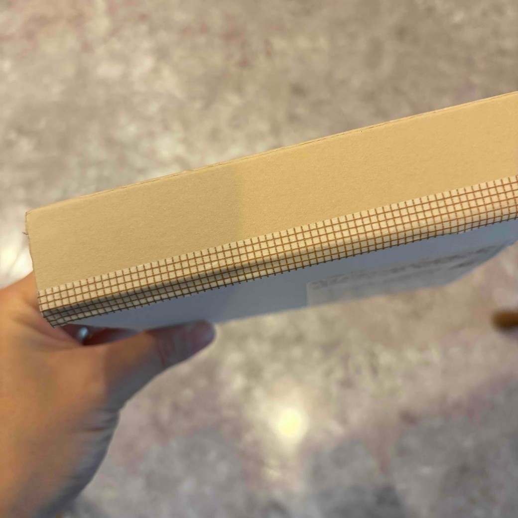 箱をマスキングテープでとめたところ