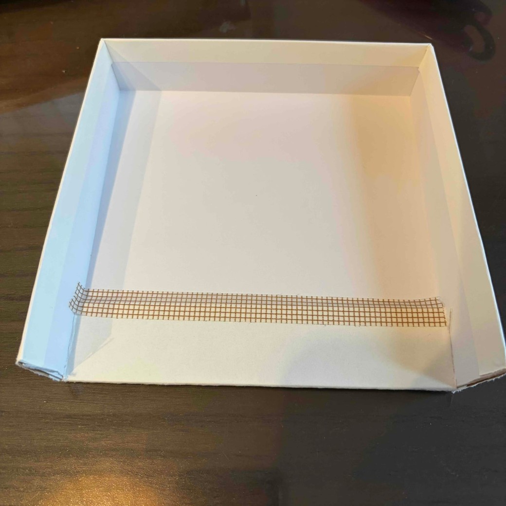 1辺を折り、テープで止めたところ