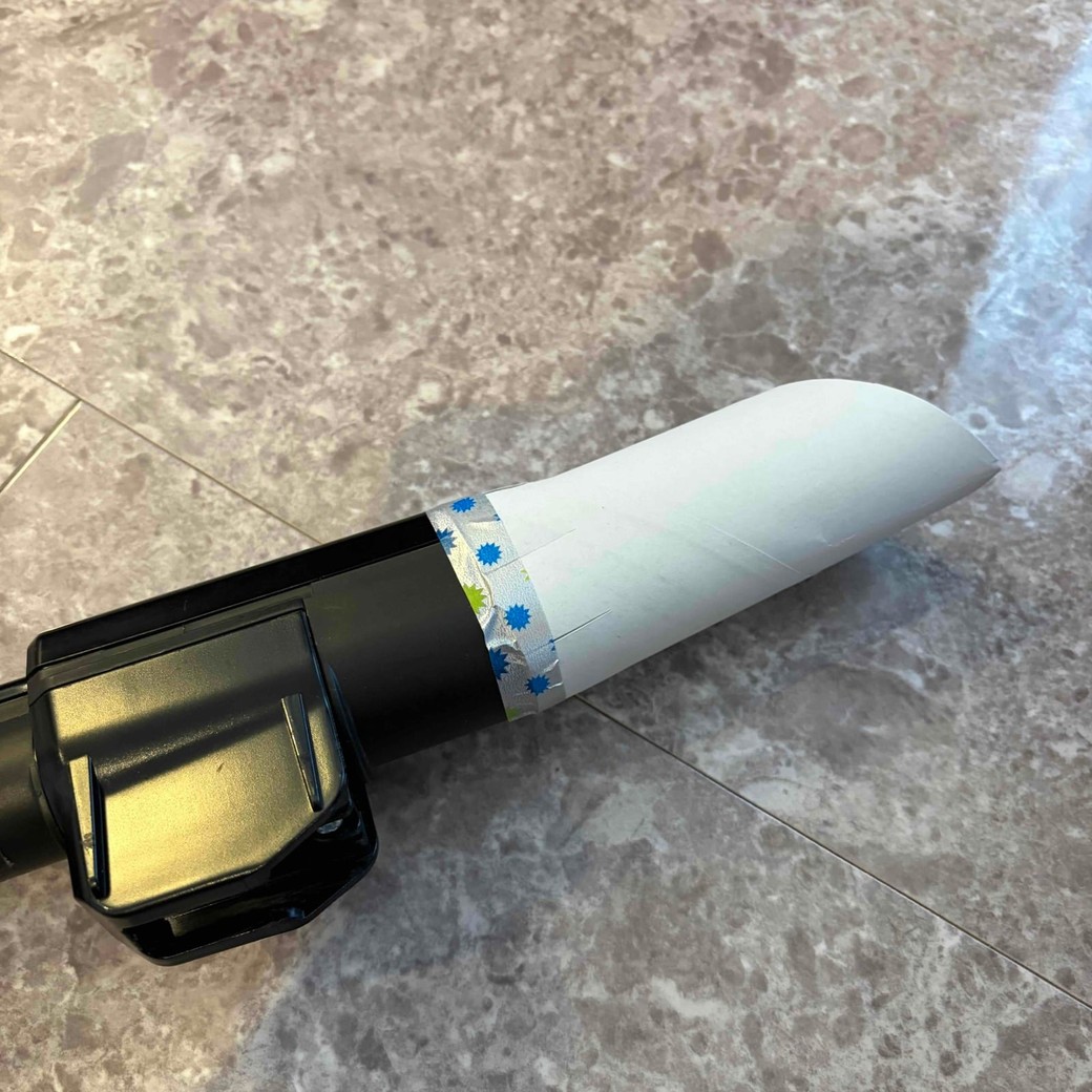 芯と掃除機をテープでとめる