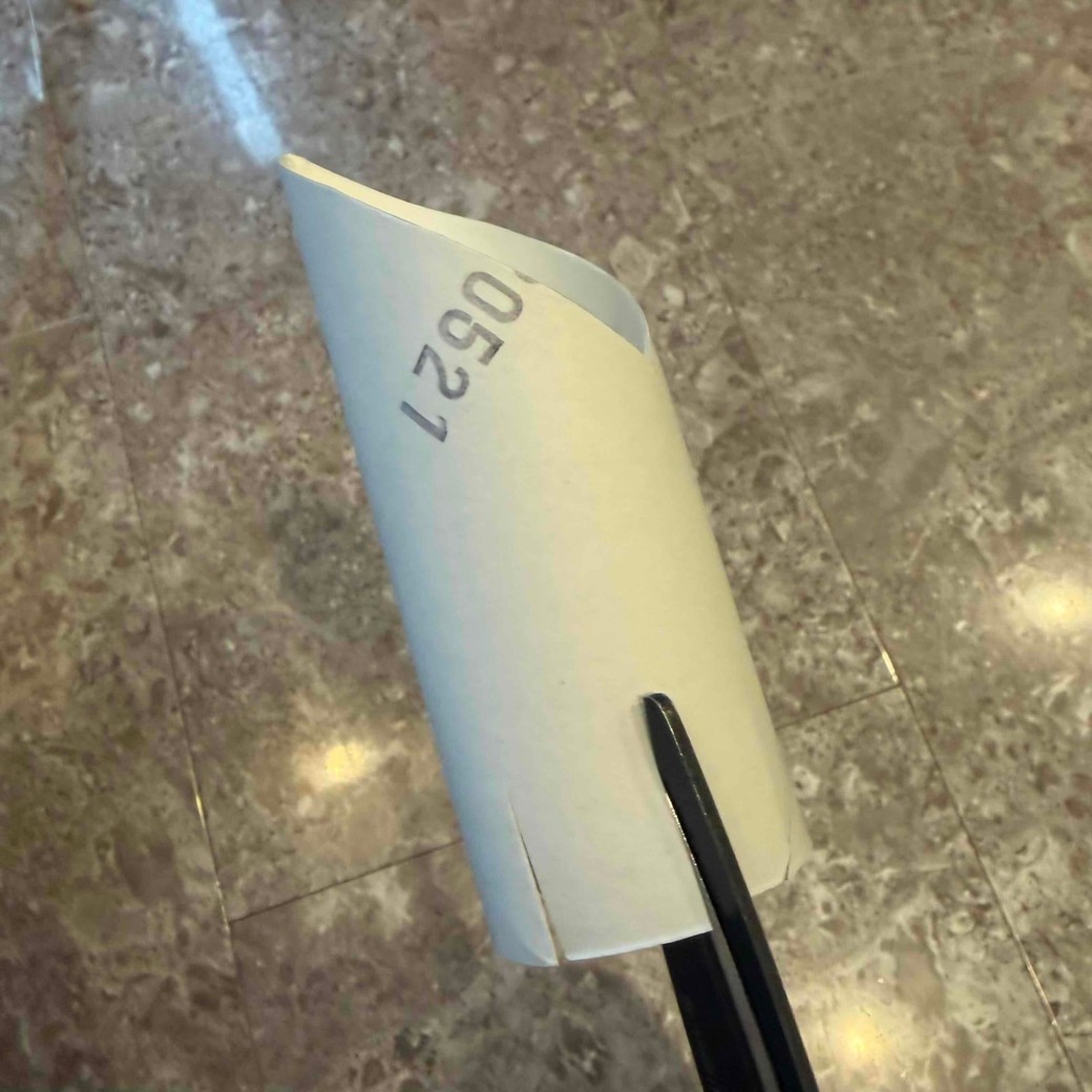 反対の端に切れ込みを入れる