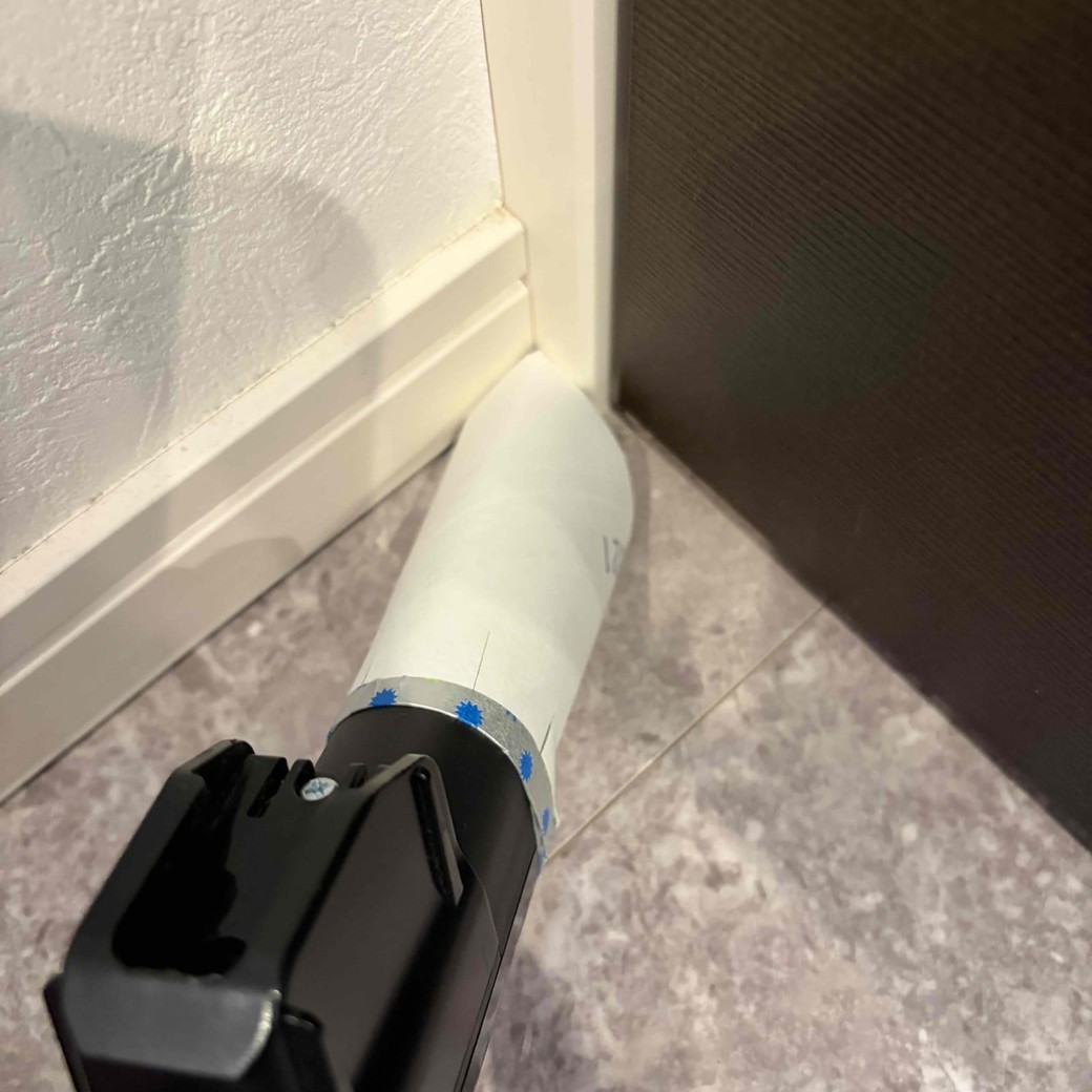 芯をつけた掃除機で掃除をしているところ