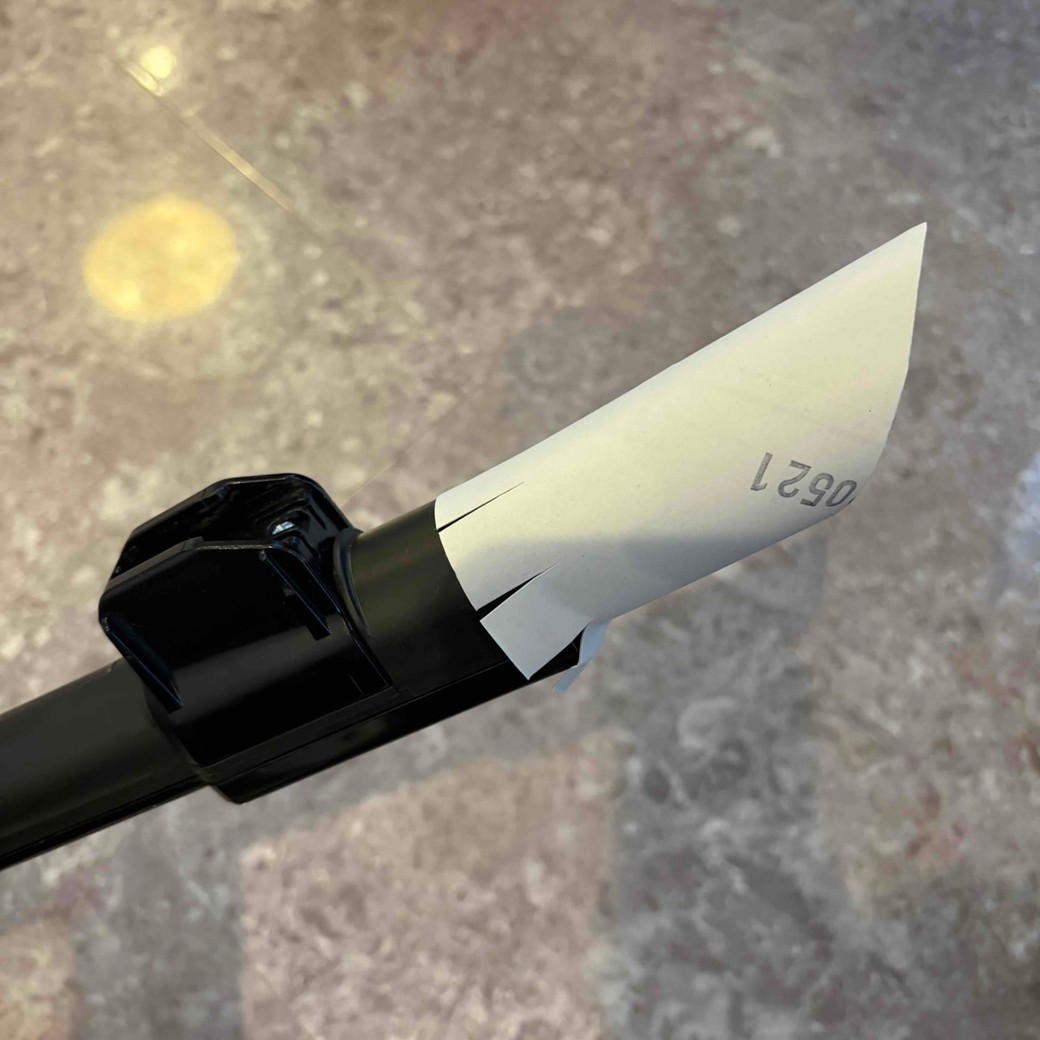 トイレットペーパーの芯を掃除機につけたところ