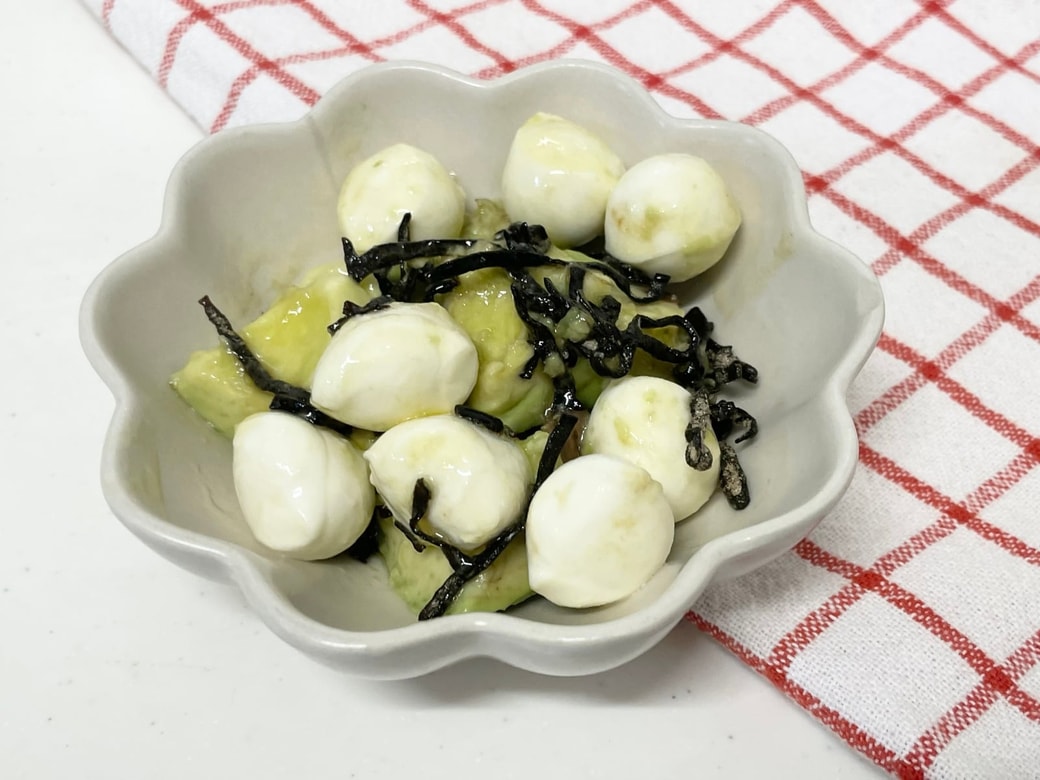 アボカドとチーズの塩レモン和え