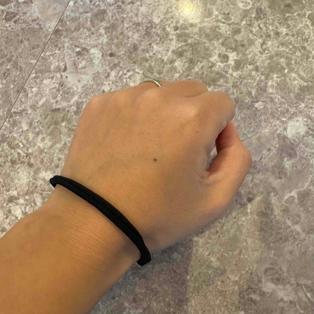 手首にゴムをつけているところ