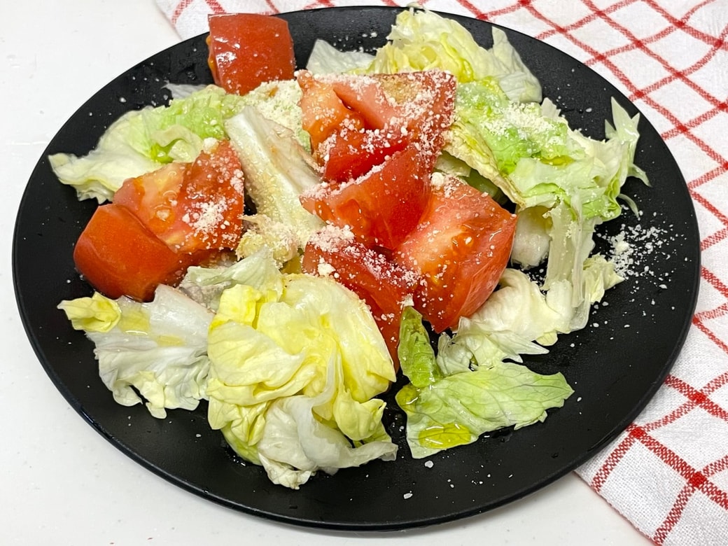 レタスとトマトのチーズサラダ