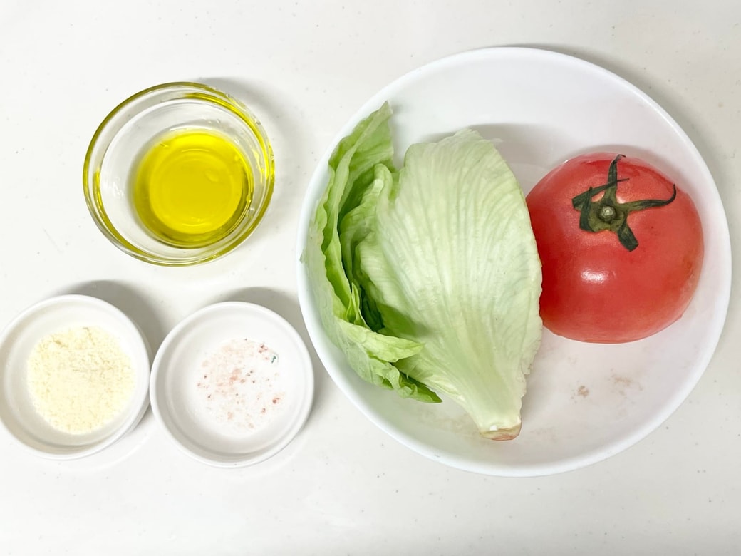 レタスとトマトの粉チーズサラダ