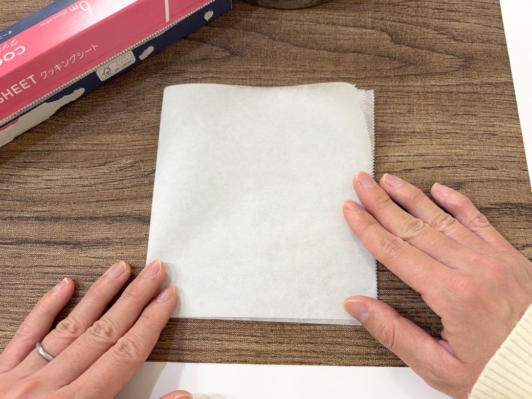 2回折って小さな正方形にする