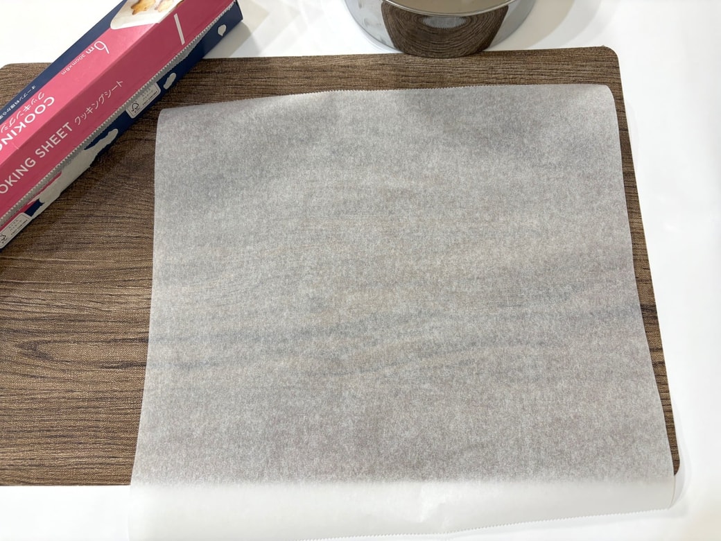 正方形のクッキングシートを準備する