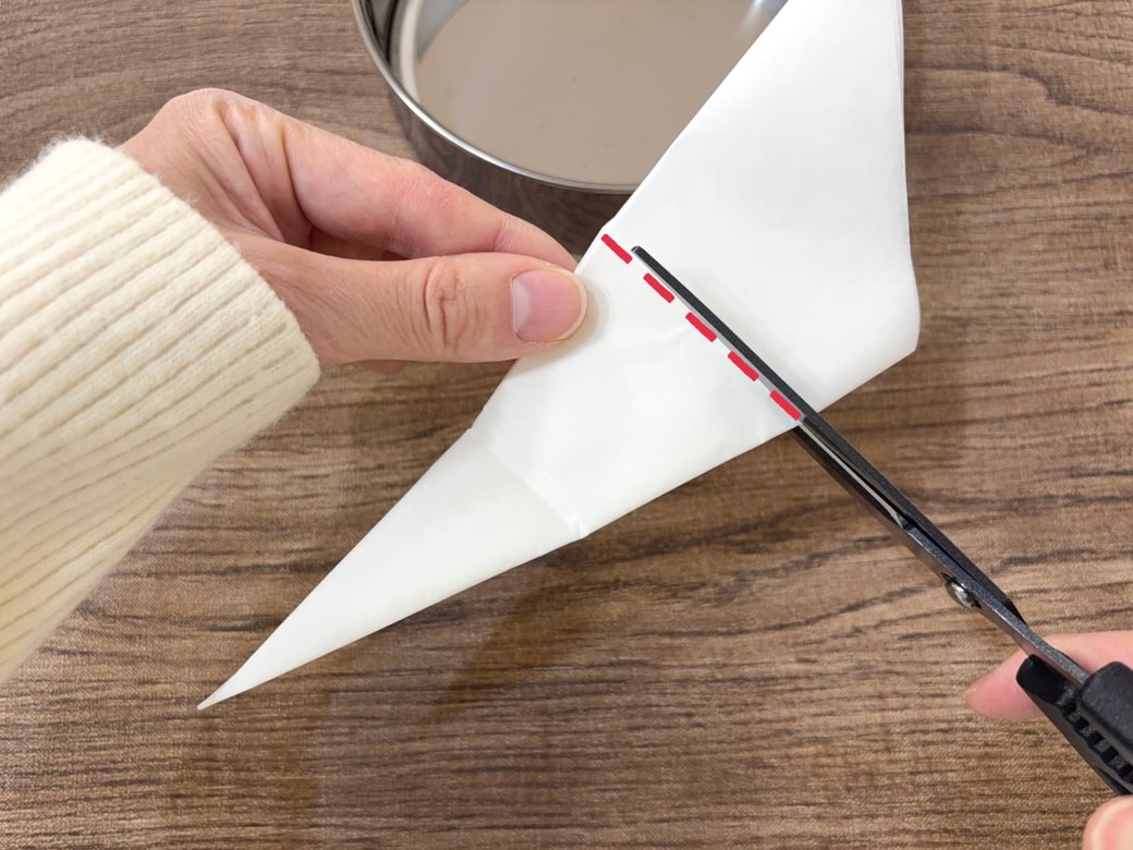 外側の折り目をカットする