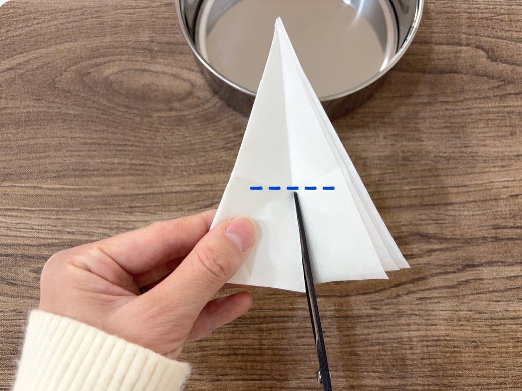 シートを1回開いて折り目まで切り込みを入れる