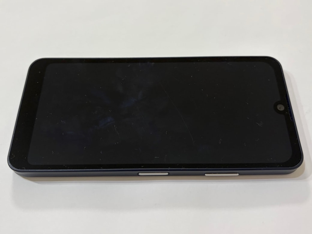 スマホの画面に指紋がべったり