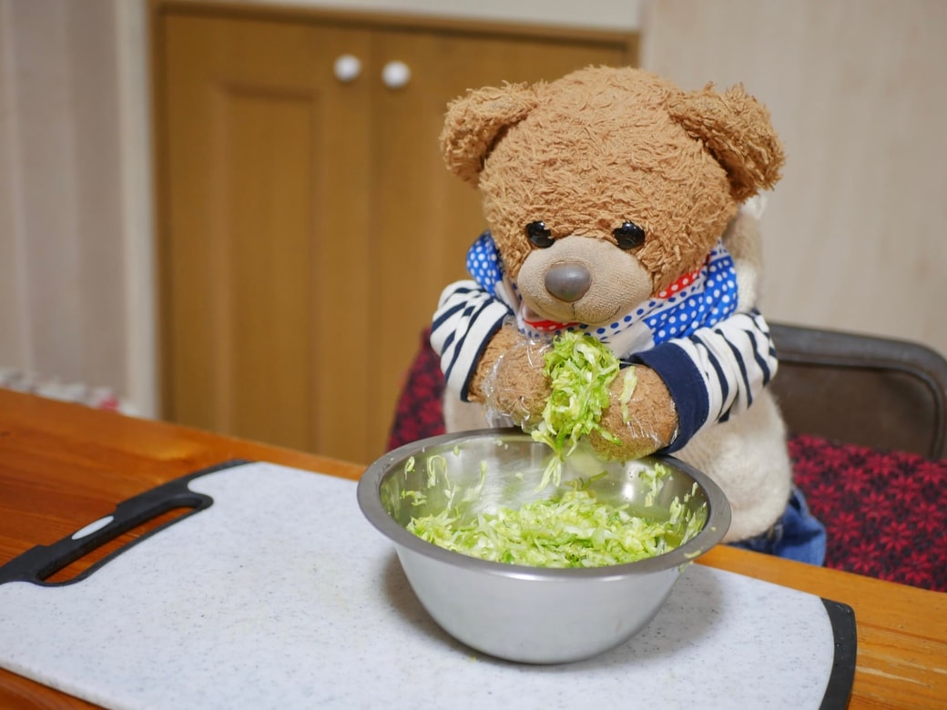 キャベツの水気を絞る