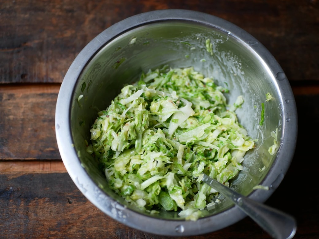 調味料とキャベツを混ぜ合わせる