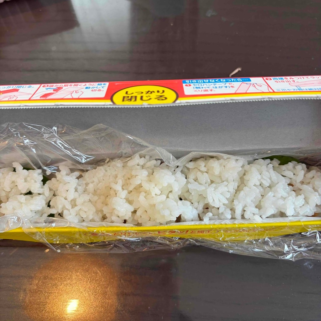 具の上からごはんを敷き詰めているところ