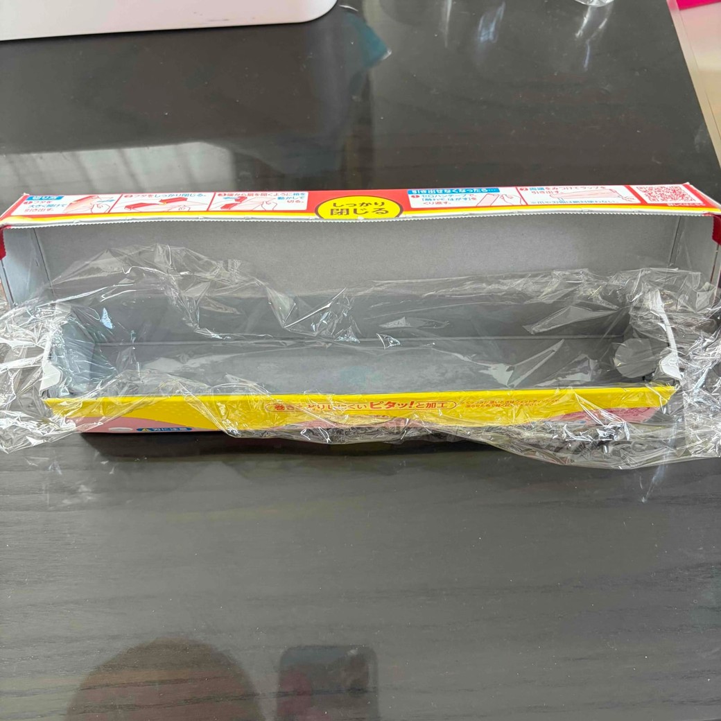 ラップの空き箱にラップを敷く