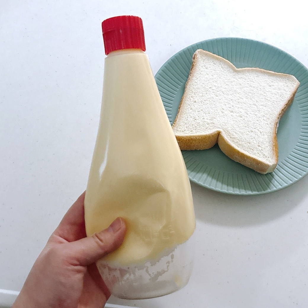 食パンにマヨネーズをかける