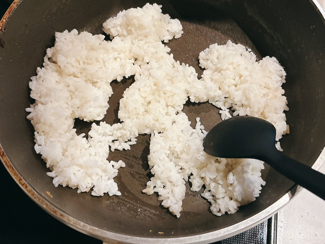 フライパンに油をひき、ごはんを炒める