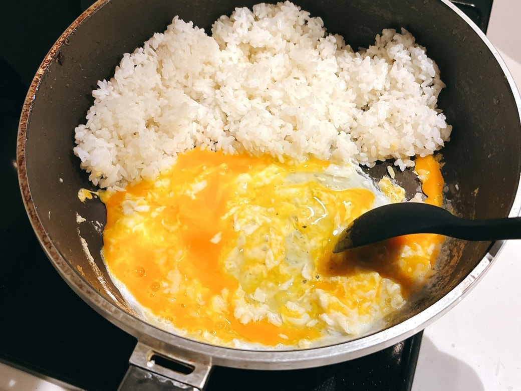 空いたスペースに卵を割り入れる