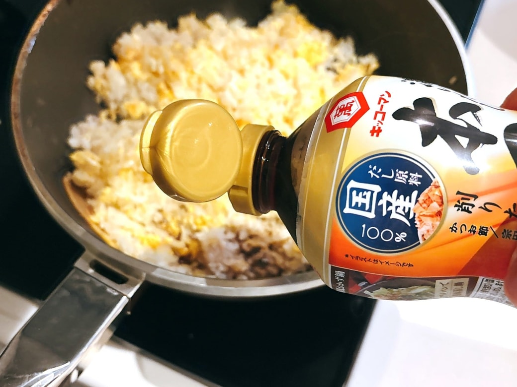 鍋肌にめんつゆを回し入れる