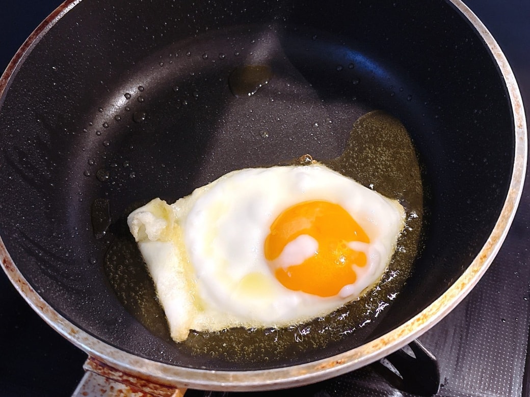 ふたはせずに、白身が固まるのを待つ