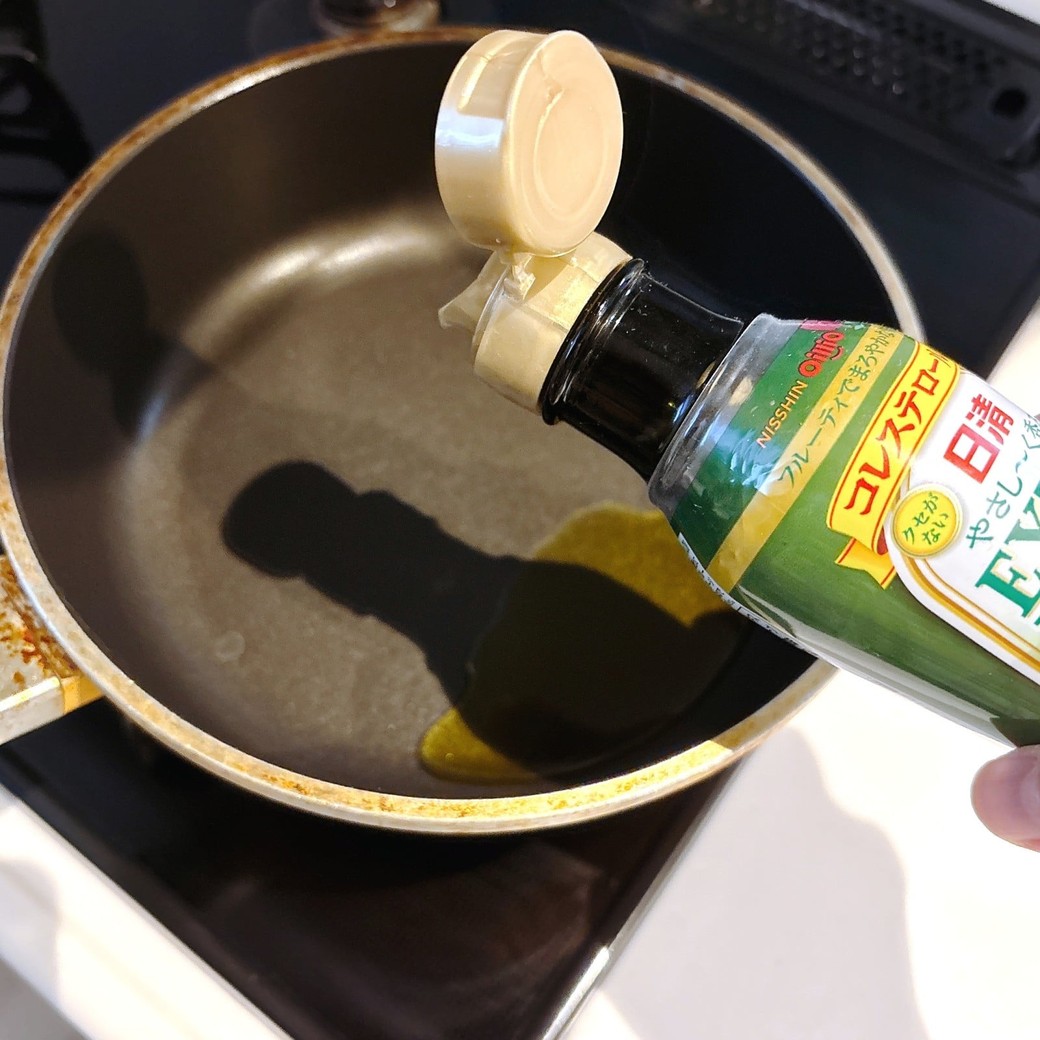 フライパンにオリーブオイルをひき、卵を割り入れる