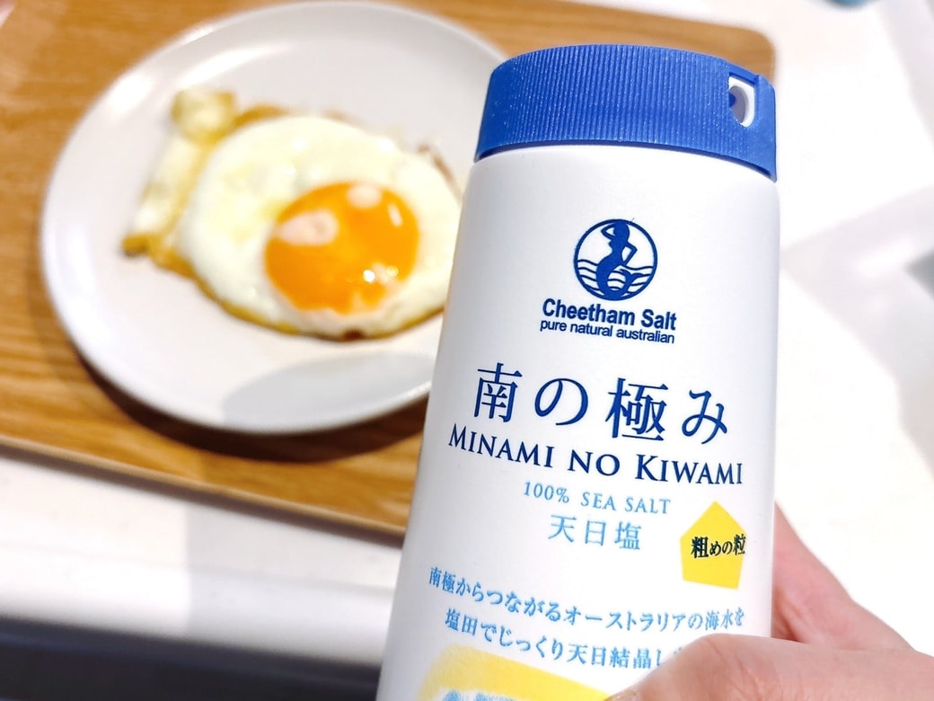 焼けた目玉焼きに塩を振る