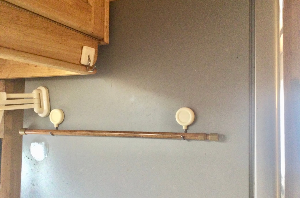 フックに突っ張り棒をかける